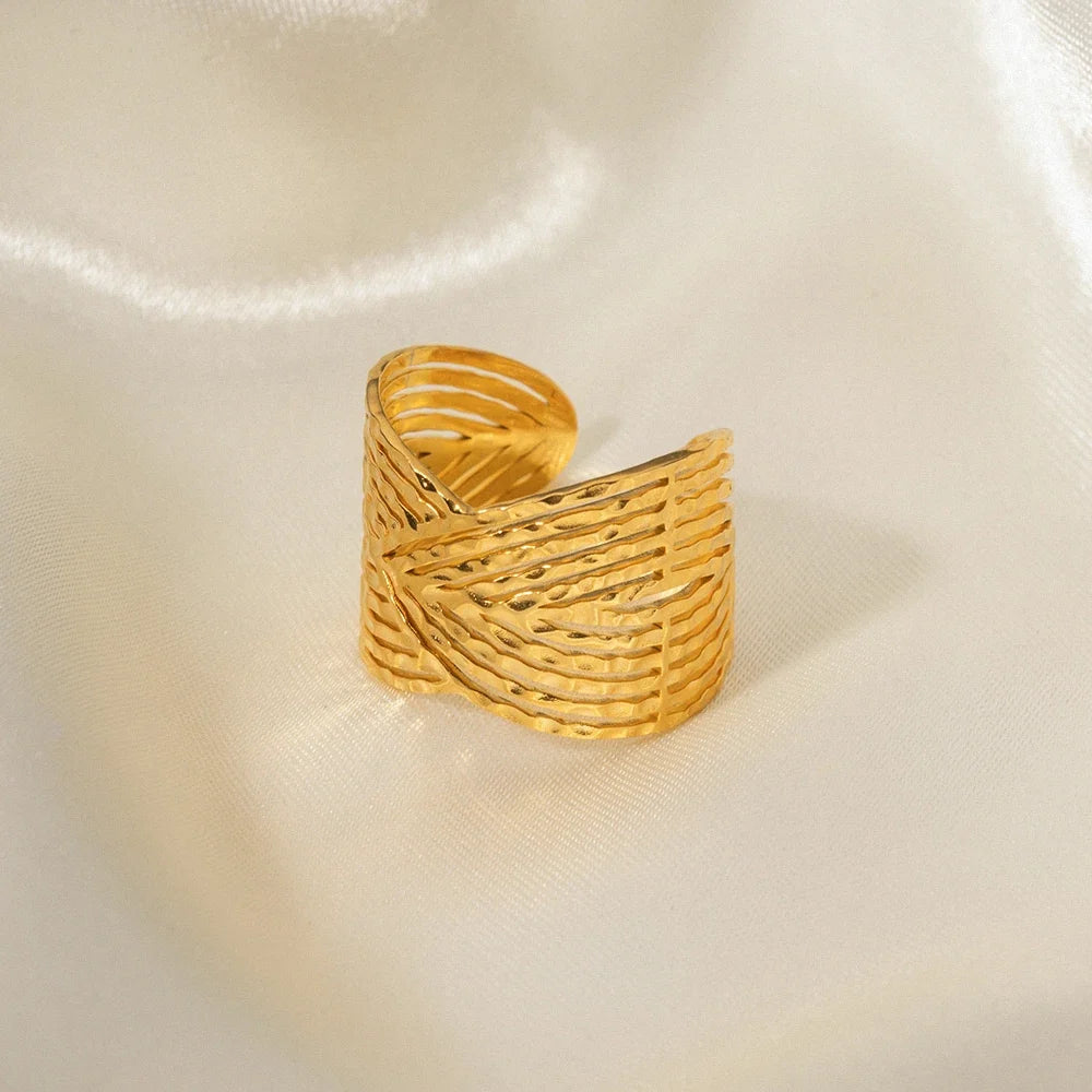 18k Elegant Wide Triangular Connect Ring